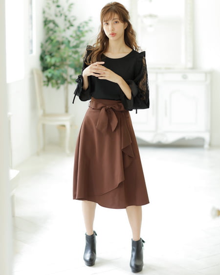 【INGNI STORE限定セット】肩フリルレーストップス＋ラッフルミディスカート／SET