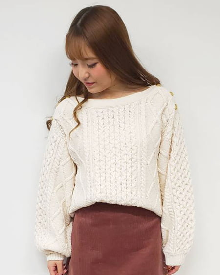 肩ボタンケーブルニット