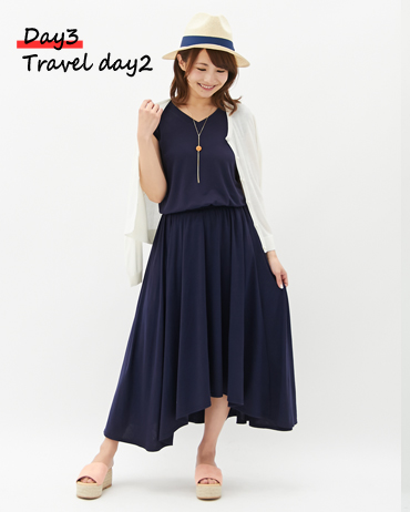 <font color="#fd3132">カットマキシOP×カーデ</font><br><br>旅行2日目は1枚でこなれ感が出るカットマキシOPがおすすめ。動きやすさと着やすさはもちろん、トレンドのイレヘム型なのも◎。カーデを肩掛けにしてポイントに。