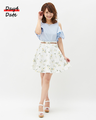 <font color="#fd3132">肩あき2WAYTOPS×花柄フレアSK</font><br><br>デートや特別な日に着たいsweetコーデ。TOPSの淡いサックスとSKのイエロー花柄が、可愛く好印象にしてくれます。肩のあきを閉じてフリル袖に出来るのも嬉しい♪