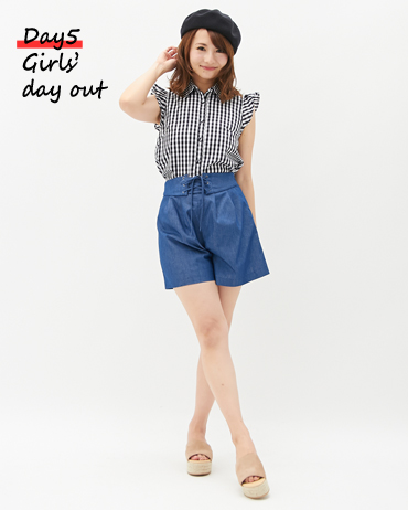 <font color="#fd3132">袖フリルブラウス×レースUPショートパンツ</font><br><br>連休最終日は女友達とわいわい楽しく過ごしたい♪そんな日には元気な印象のギンガムシャツとショートパンツの合わせがオススメ!!ショートパンツにレースアップディテールもデザインされているのでスタイルアップ効果もあるスタイリングです。