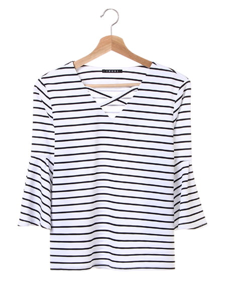 【春の新作】梨地ポンチボーダーフロントクロス袖タックフレアー／トップス