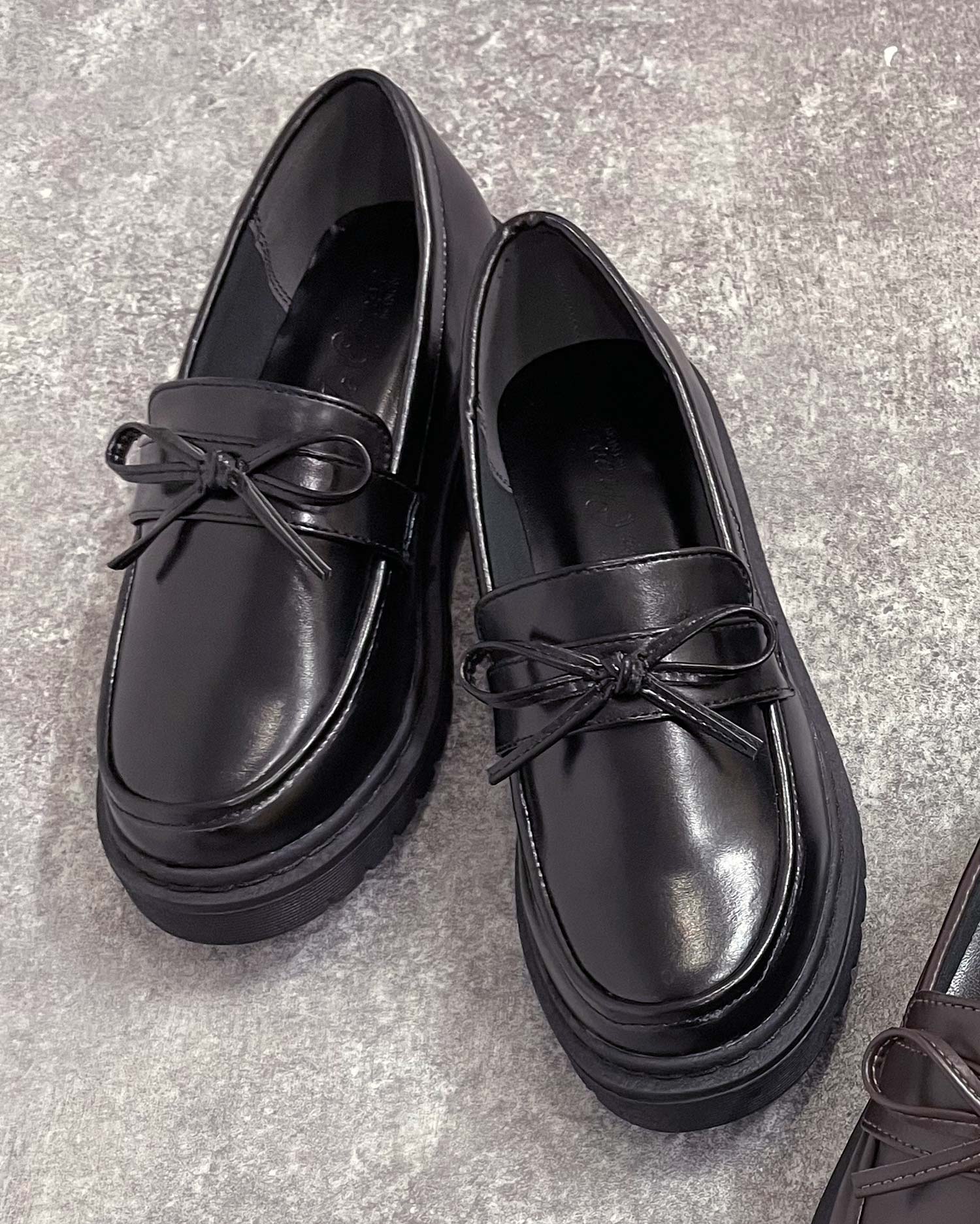 epine ブラウンリボン付きローファー ribbon fringe Loafer （2color） | épine