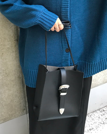 INGNI(イング) バックルベルトスクエアショルダーBAG ｸﾛ