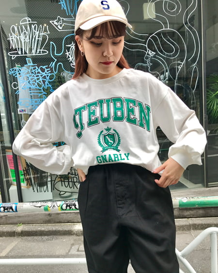 INGNI（イング） エンブレムカレッジロゴロングTシャツ ｵﾌﾎﾜｲﾄ/ｸﾞﾘｰﾝ