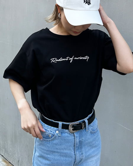 シンプル刺しゅうロゴTシャツ