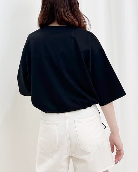 INGNI（イング） 裾ドロストパールビジューロゴTシャツ ｸﾛ