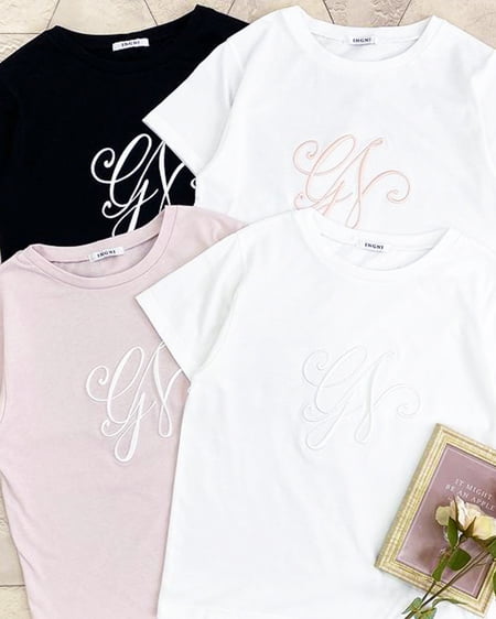 INGNI（イング） イニシャル刺しゅうロゴTシャツ ｵﾌﾎﾜｲﾄ/ｵﾌﾎﾜｲﾄ