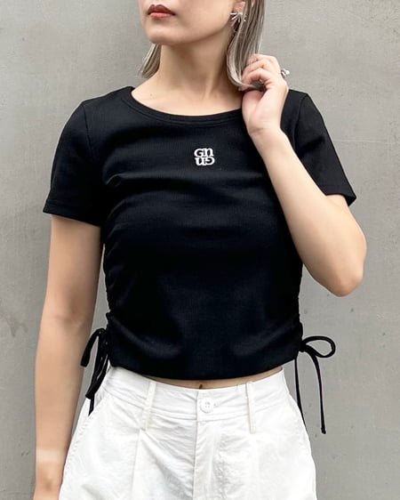 INGNI(イング) 胸刺しゅうロゴサイドギャザーリブTシャツ ｸﾛ