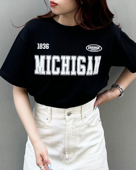 INGNI(イング) 裾ゴムカレッジロゴショート丈Tシャツ クロ/オフホワイト