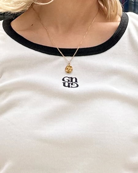 INGNI（イング） 胸刺しゅうロゴサイドギャザーリブTシャツ ｵﾌﾎﾜｲﾄ/A