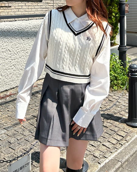 INGNI(イング) ショート丈胸刺しゅうライン入りニットベスト+シャツSET オフホワイト/クロ