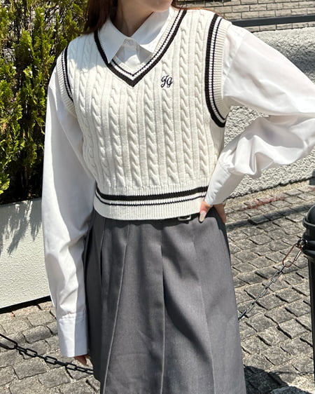 INGNI(イング) ショート丈胸刺しゅうライン入りニットベスト+シャツSET オフホワイト/クロ