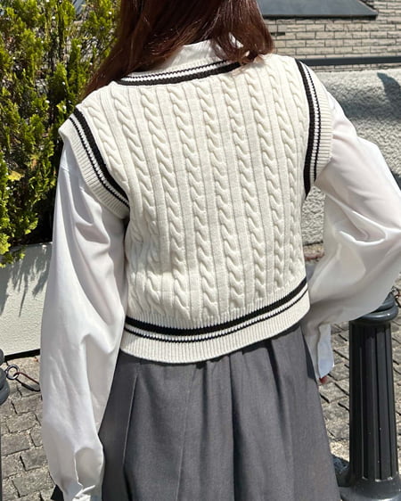 INGNI(イング) ショート丈胸刺しゅうライン入りニットベスト+シャツSET オフホワイト/クロ