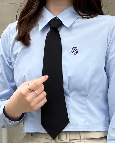 INGNI（イング） ネクタイ付刺しゅう入り／クロップドシャツ ﾌﾞﾙｰ