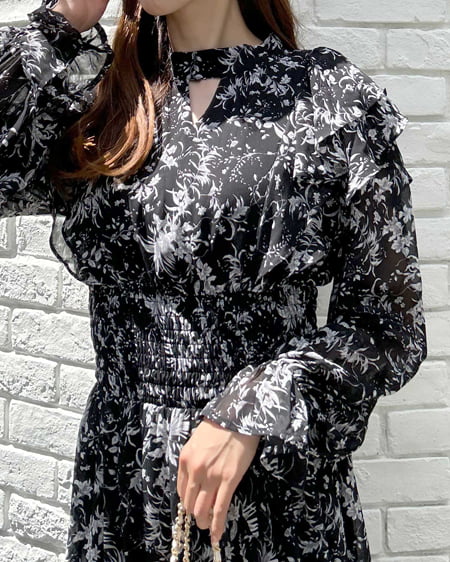 INGNI(イング) デコルテカットアウト花柄フリルワンピース クロ