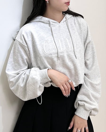 裾ドロストふくれ刺しゅうロゴショートパーカー