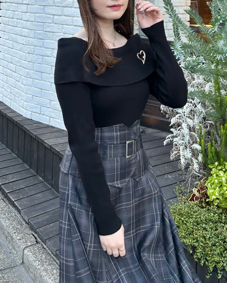 INGNI（イング） ブローチ付オフショルニット ｸﾛ