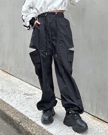 INGNI(イング) サイドスリットファスナー／ナイロンカーゴパンツ ｸﾛ