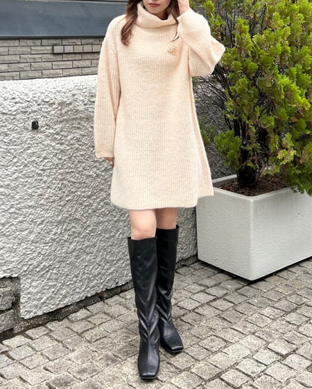 INGNI(イング) ブローチ付オフタートルニットワンピース アイボリー