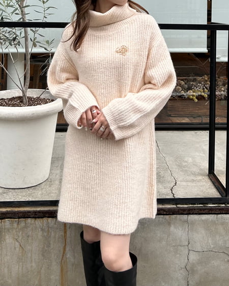 INGNI(イング) ブローチ付オフタートルニットワンピース アイボリー