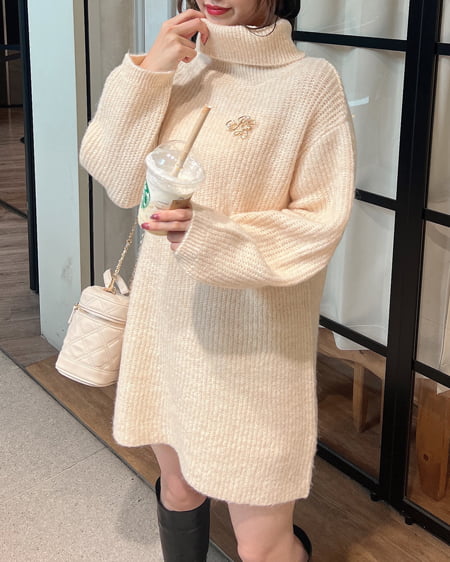 INGNI(イング) ブローチ付オフタートルニットワンピース アイボリー