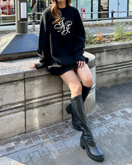 INGNI(イング) クルーネックイニシャル刺しゅうチュニックニット クロ