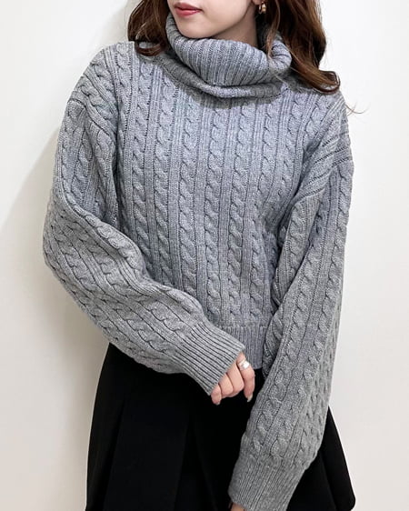 ショート丈オフタートルケーブルニット