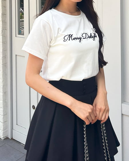 INGNI(イング) ふくれ刺しゅう装飾ロゴTシャツ オフホワイト/クロ