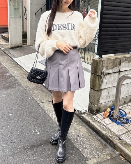 INGNI(イング) ショート丈フェザー貼付ロゴニット アイボリー/クロ