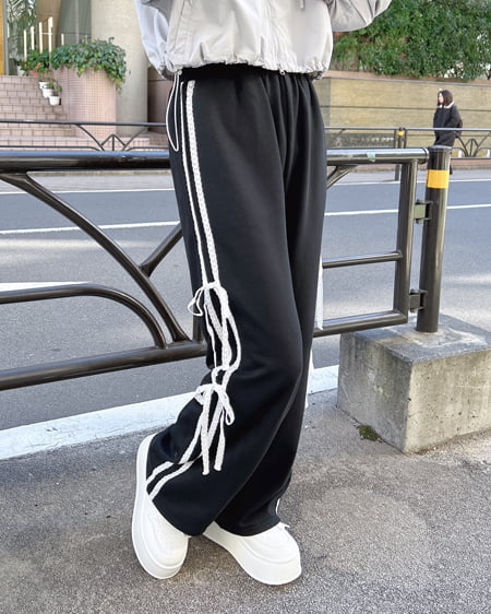 INGNI（イング） レースラインスウェットパンツ(セットアップ対応) ｸﾛ/ｵﾌﾎﾜｲﾄ