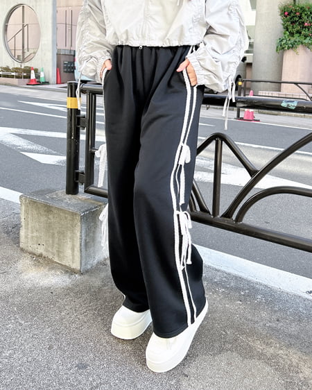 INGNI（イング） レースラインスウェットパンツ(セットアップ対応) ｸﾛ/ｵﾌﾎﾜｲﾄ