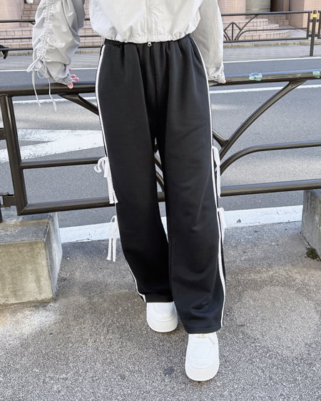 INGNI（イング） レースラインスウェットパンツ(セットアップ対応) ｸﾛ/ｵﾌﾎﾜｲﾄ