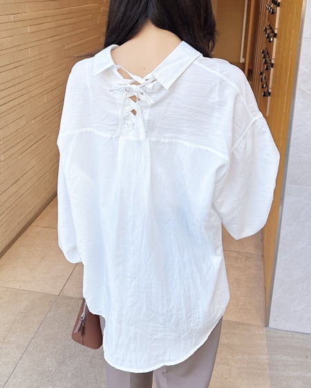 INGNI(イング) バックレースアップいろいろボタン裾タックシャツ オフホワイト