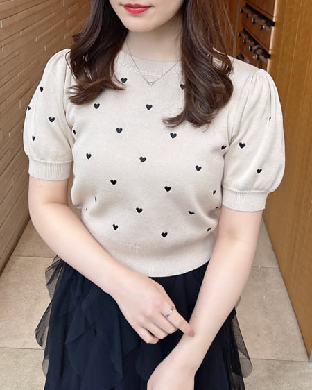 INGNI（イング） クルーネックハート刺繍ニット ﾍﾞｰｼﾞｭ/ｸﾛ