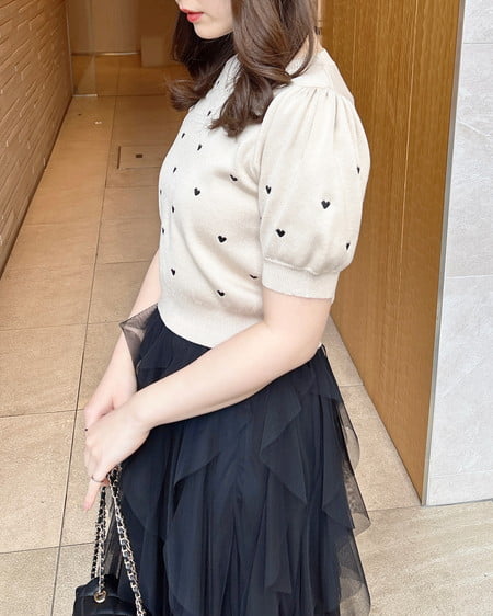 INGNI（イング） クルーネックハート刺繍ニット ﾍﾞｰｼﾞｭ/ｸﾛ