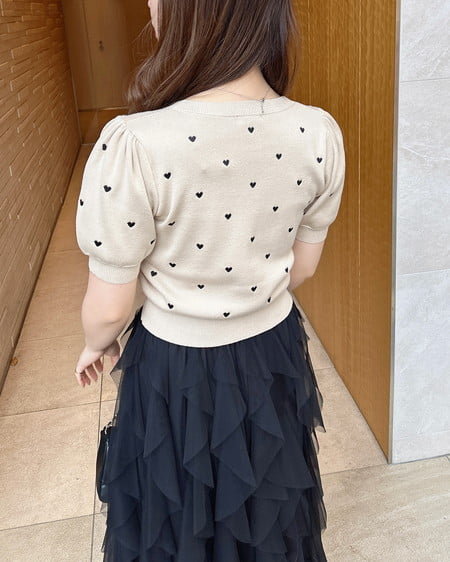 INGNI（イング） クルーネックハート刺繍ニット ﾍﾞｰｼﾞｭ/ｸﾛ