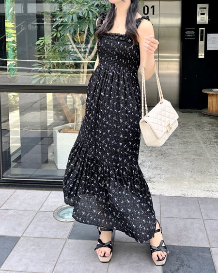 INGNI（イング） 2Wayフリル花柄シャーリングワンピース ｸﾛ/ﾌﾞﾙｰ