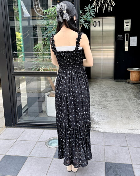 INGNI（イング） 2Wayフリル花柄シャーリングワンピース ｸﾛ/ﾌﾞﾙｰ