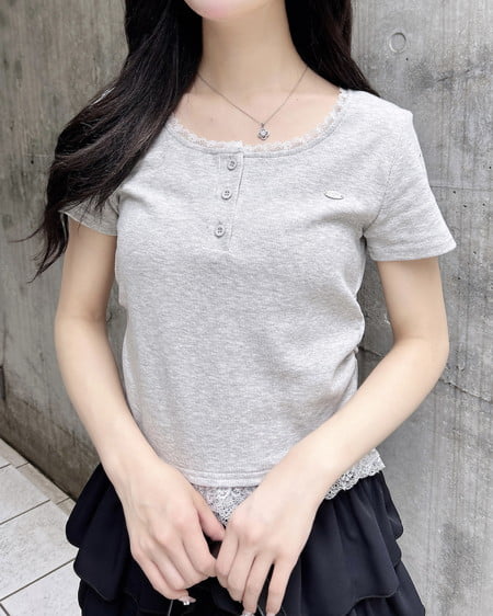 ヘンリーレース付プレートロゴリブトップス