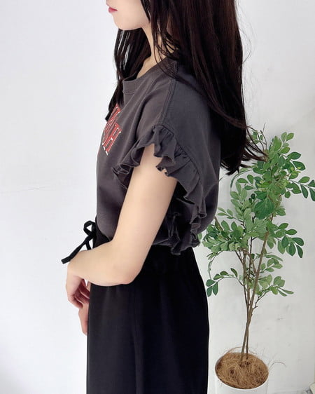 INGNI（イング） 袖フリルロゴTシャツ ﾁｬｺｰﾙｸﾞﾚｰ/ｱｶ