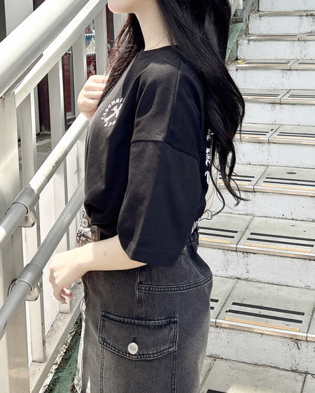 INGNI（イング） バックラインストーンクロスロゴチュニックTシャツ ｸﾛ
