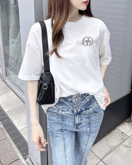 INGNI（イング） バックラインストーンクロスロゴチュニックTシャツ ｵﾌﾎﾜｲﾄ