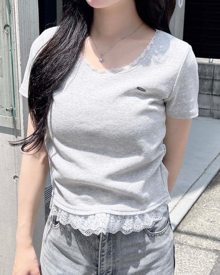 裾レース胸プレート付リブトップス