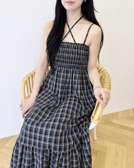 INGNI（イング） ホルターネックチェック柄シャーリングワンピース ｸﾛ/ﾁｪｯｸ