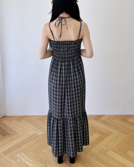 INGNI（イング） ホルターネックチェック柄シャーリングワンピース ｸﾛ/ﾁｪｯｸ