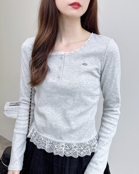 【新作早割】【WEB限定】ヘンリーネックレース付プレートロゴリブ長袖トップス