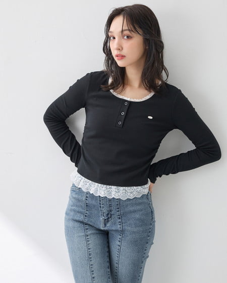 【9／2までの限定価格】【WEB限定】ヘンリーネックレース付プレートロゴリブ長袖トップス