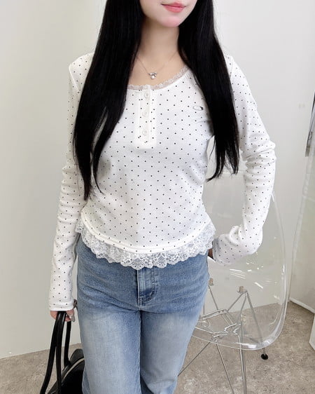 INGNI（イング） ヘンリーネックレース付プレートロゴ長袖リブドットトップス ｵﾌﾎﾜｲﾄ/ｸﾛ