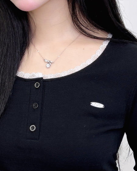INGNI（イング） ヘンリーネックレース付プレートロゴ長袖リブトップス ｸﾛ